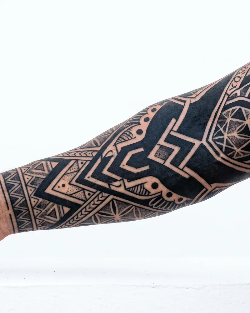 Blackwork Tattoo: Große schwarze Flächen und Ornamente mit hohem Kontrast.