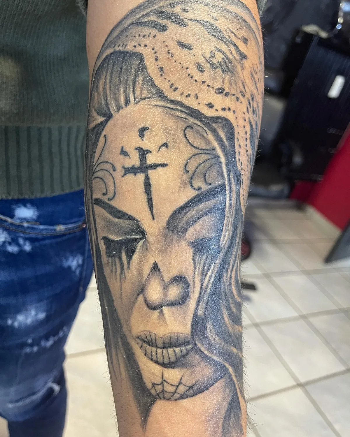 Gesicht mit Kreuz am Unterarm, gestochen bei Inkspiration Arts in Düsseldorf