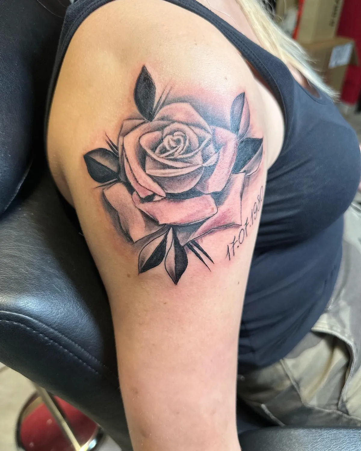 Rose in Schwarzgrau auf der Schulter, gestochen bei Inkspiration Arts in Düsseldorf