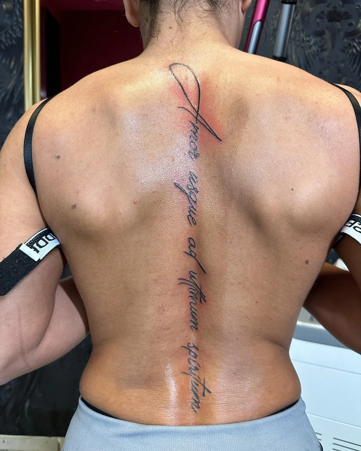 Schriftzug entlang der Wirbelsäule, gestochen bei Inkspiration Arts in Düsseldorf